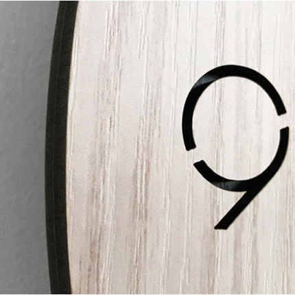 Pohjoismainen design-seinäkello vaaleaa puuta