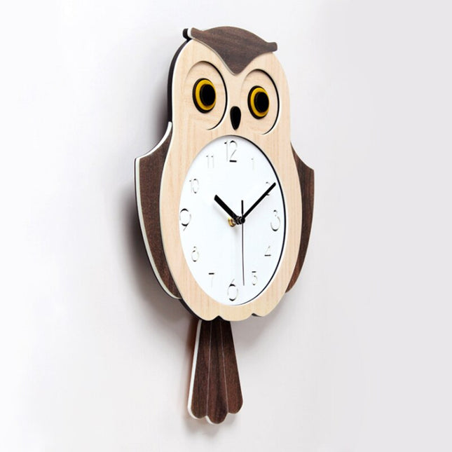 Pöllön muotoinen seinäkello lastenhuoneeseen