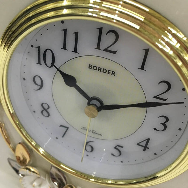 Klassinen valkoinen ja kulta pöytäkello