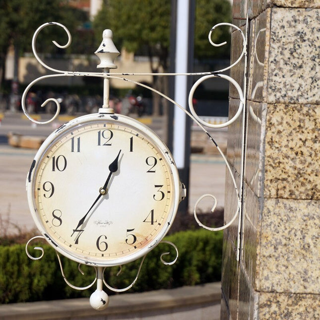 Kaksipuolinen vintage aseman seinäkello