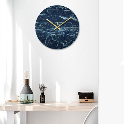 Pyöreä seinäkello sinisellä marmorikuviolla