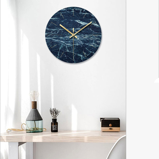 Pyöreä seinäkello sinisellä marmorikuviolla