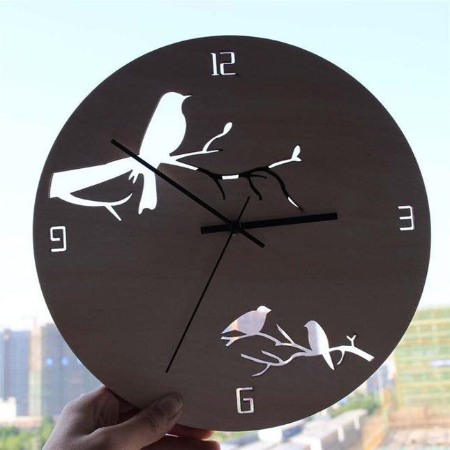 Puinen seinäkello lintu-silueteilla