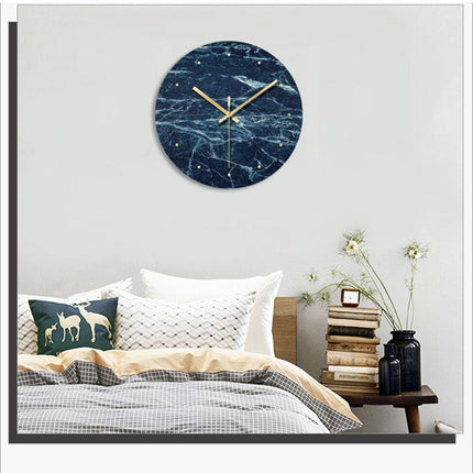 Pyöreä seinäkello sinisellä marmorikuviolla