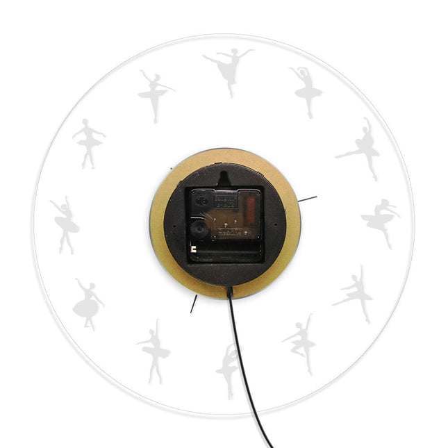 LED-seinäkello tanssivilla ballerina-silueteilla