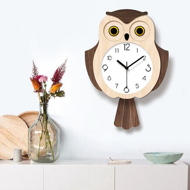 Pöllön muotoinen seinäkello lastenhuoneeseen