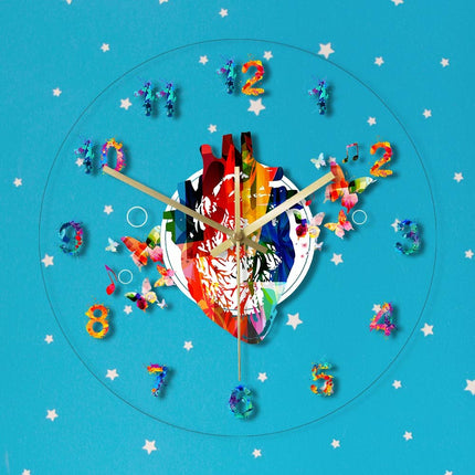 Akryylinen seinäkello sydän-aiheella