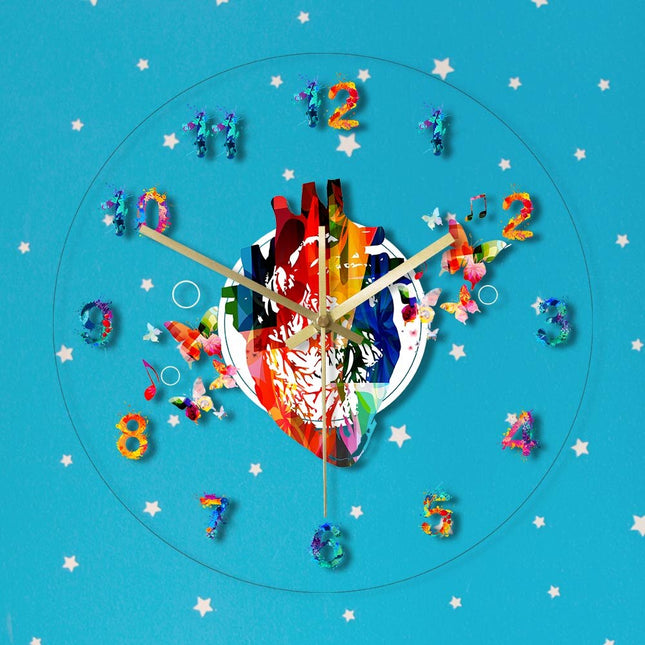 Akryylinen seinäkello sydän-aiheella