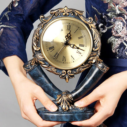 Kultainen vintage-pöytäkello olohuoneen sisustukseen