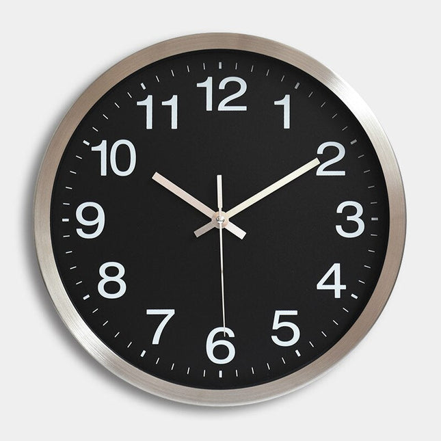 Klassinen seinäkello metallikehyksellä