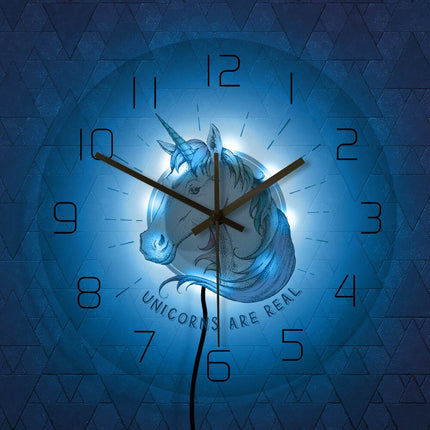 Värikäs yksisarvinen seinäkello lastenhuoneeseen