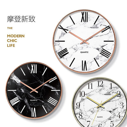 Valkoinen marmorikuvioinen seinäkello ruusukullalla