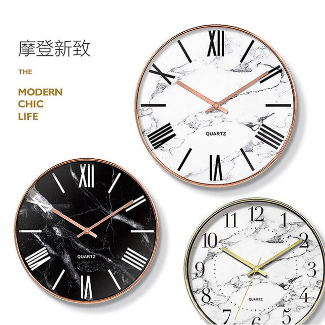 Valkoinen marmorikuvioinen seinäkello ruusukullalla