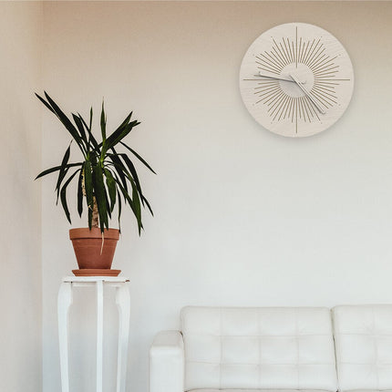 Moderni puinen seinäkello aurinkokuviolla