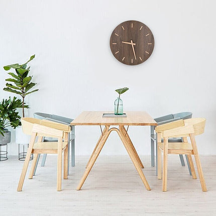 Äänetön puinen seinäkello olohuoneeseen