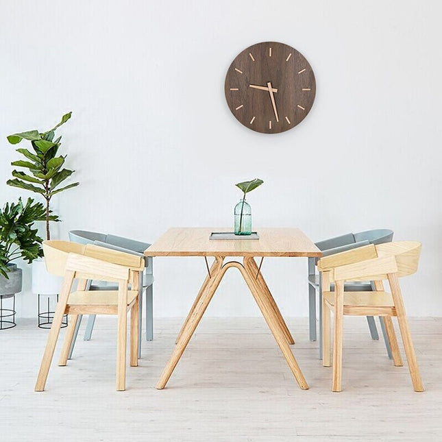 Äänetön puinen seinäkello olohuoneeseen