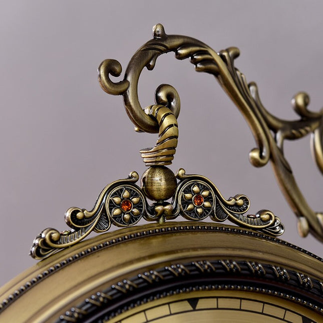 Kaksipuolinen antiikkinen asemakello seinälle