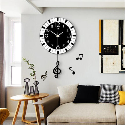 Seinäkello pianoteemalla ja nuoteilla