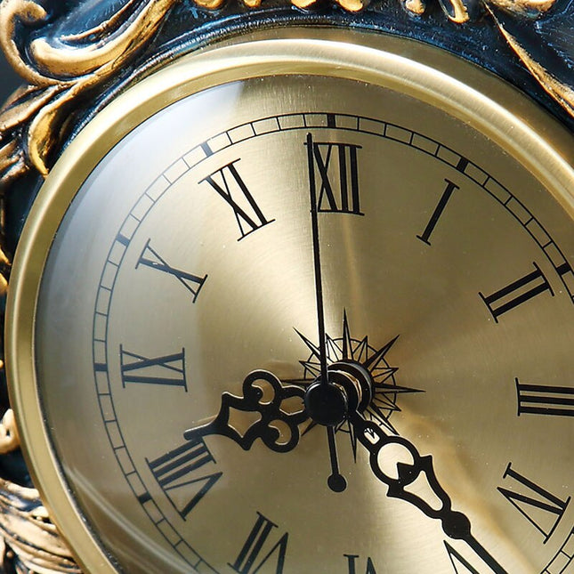 Kultainen vintage-pöytäkello olohuoneen sisustukseen