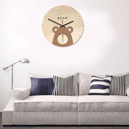 Karhu-aiheinen puinen seinäkello