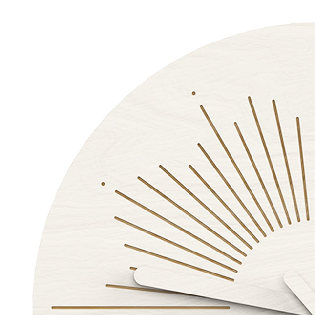 Moderni puinen seinäkello aurinkokuviolla