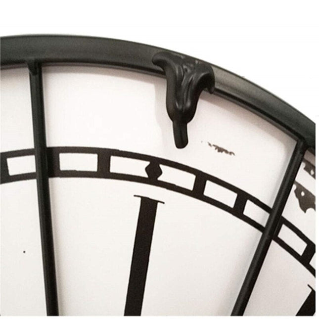 Valkoinen antiikkityylinen seinäkello metallikehyksellä