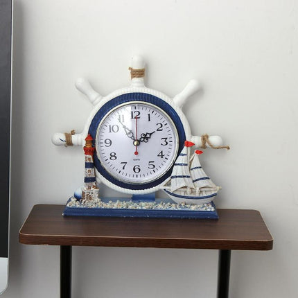 Merellinen pöytäkello laivan ruori -muotoilulla