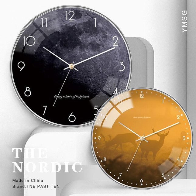 Moderni seinäkello kuperalla lasilla