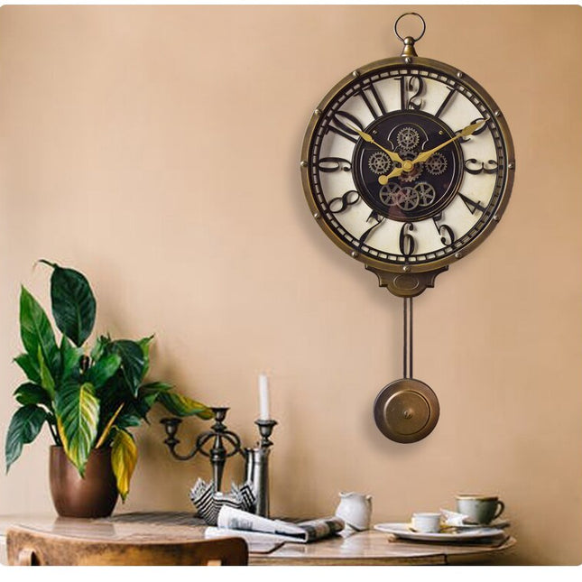 Antiikkinen asemakello heilurilla seinälle