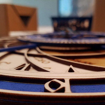 Sininen astronominen seinäkello puusta