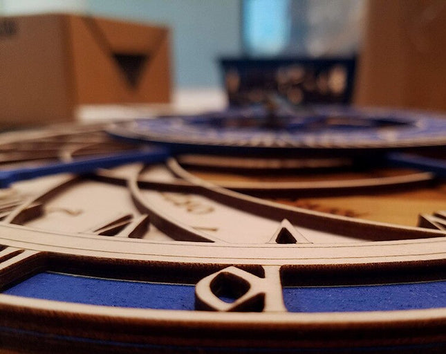 Sininen astronominen seinäkello puusta