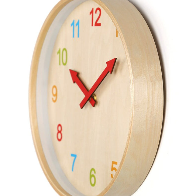 Puinen seinäkello värikkäillä numeroilla