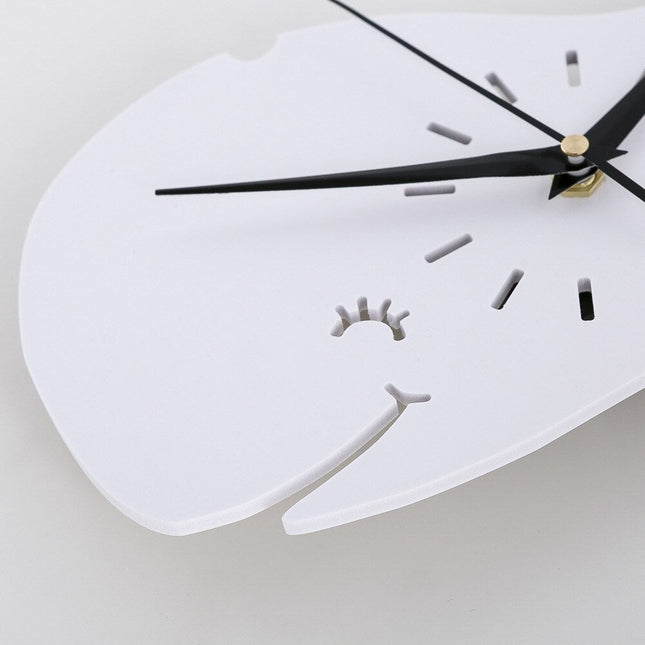 Minimalistinen valaan muotoinen seinäkello