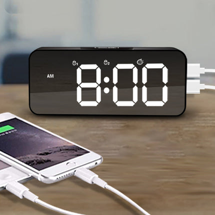 Moderni digitaalinen pöytäkello peilipinnalla