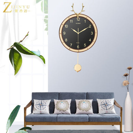 Moderni seinäkello peuran sarvilla