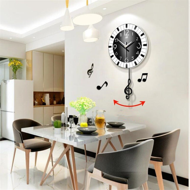 Seinäkello pianoteemalla ja nuoteilla