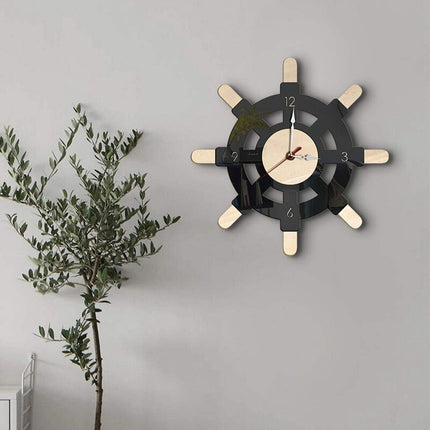 Merihenkinen seinäkello laivan ruorilla