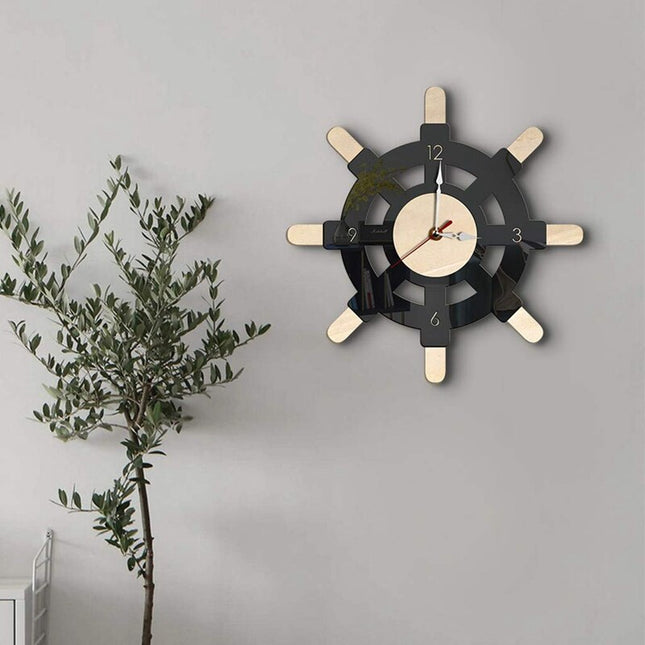 Merihenkinen seinäkello laivan ruorilla