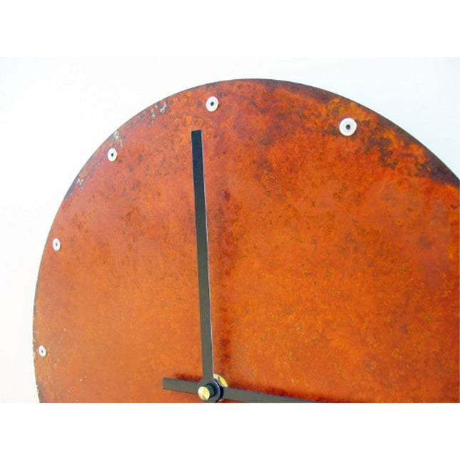 Pyöreä ruosteinen teollinen seinäkello