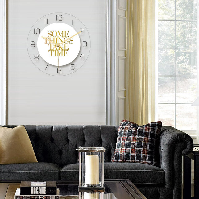 Moderni seinäkello marmori- ja väripinnalla