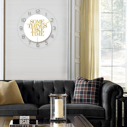 Moderni seinäkello marmori- ja väripinnalla