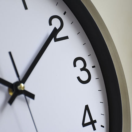 Klassinen seinäkello metallikehyksellä