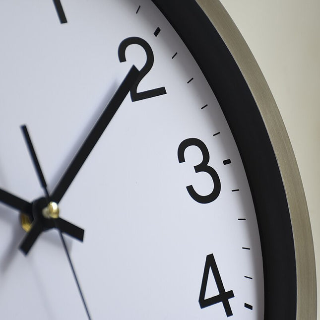 Klassinen seinäkello metallikehyksellä