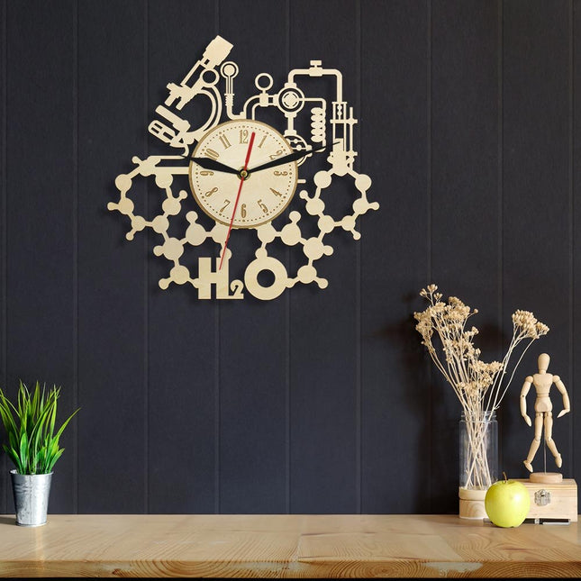 Tiede-aiheinen puinen seinäkello