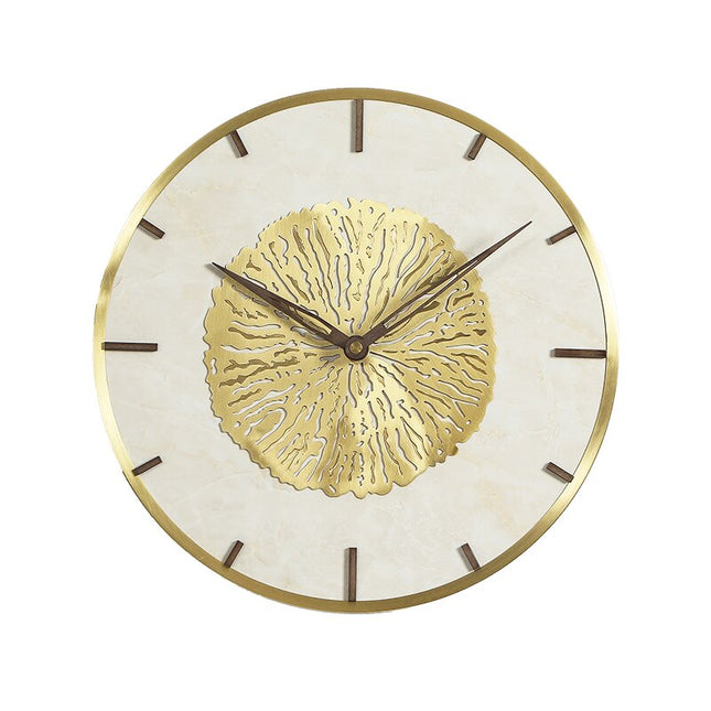 Marmoritaustainen seinäkello kultaisella koristeella