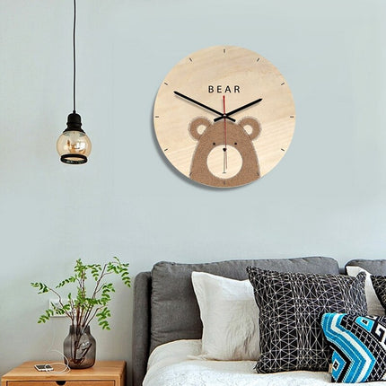 Karhu-aiheinen puinen seinäkello