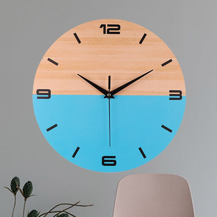 Moderni puinen seinäkello sinisellä värillä