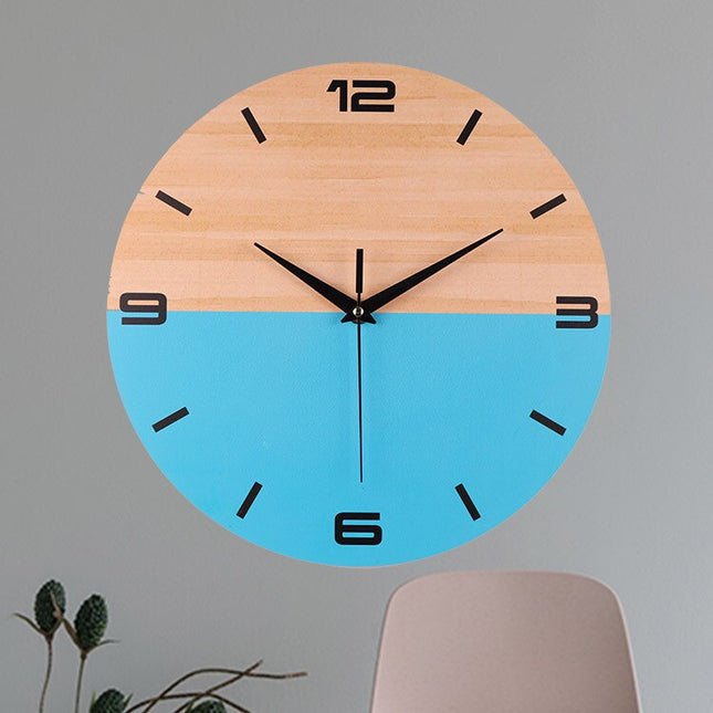 Moderni puinen seinäkello sinisellä värillä