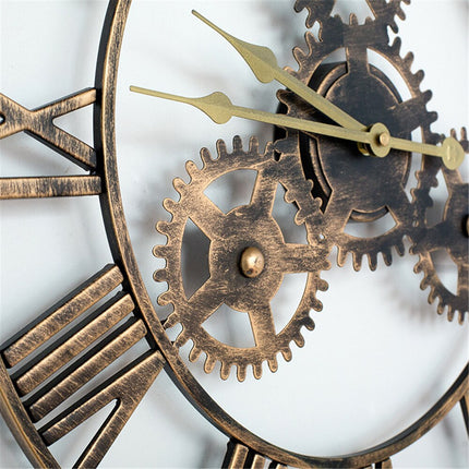 Suuri metallinen seinäkello näkyvillä rattailla