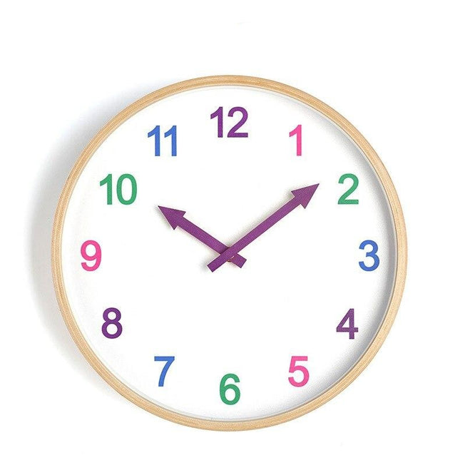 Puinen seinäkello värikkäillä numeroilla